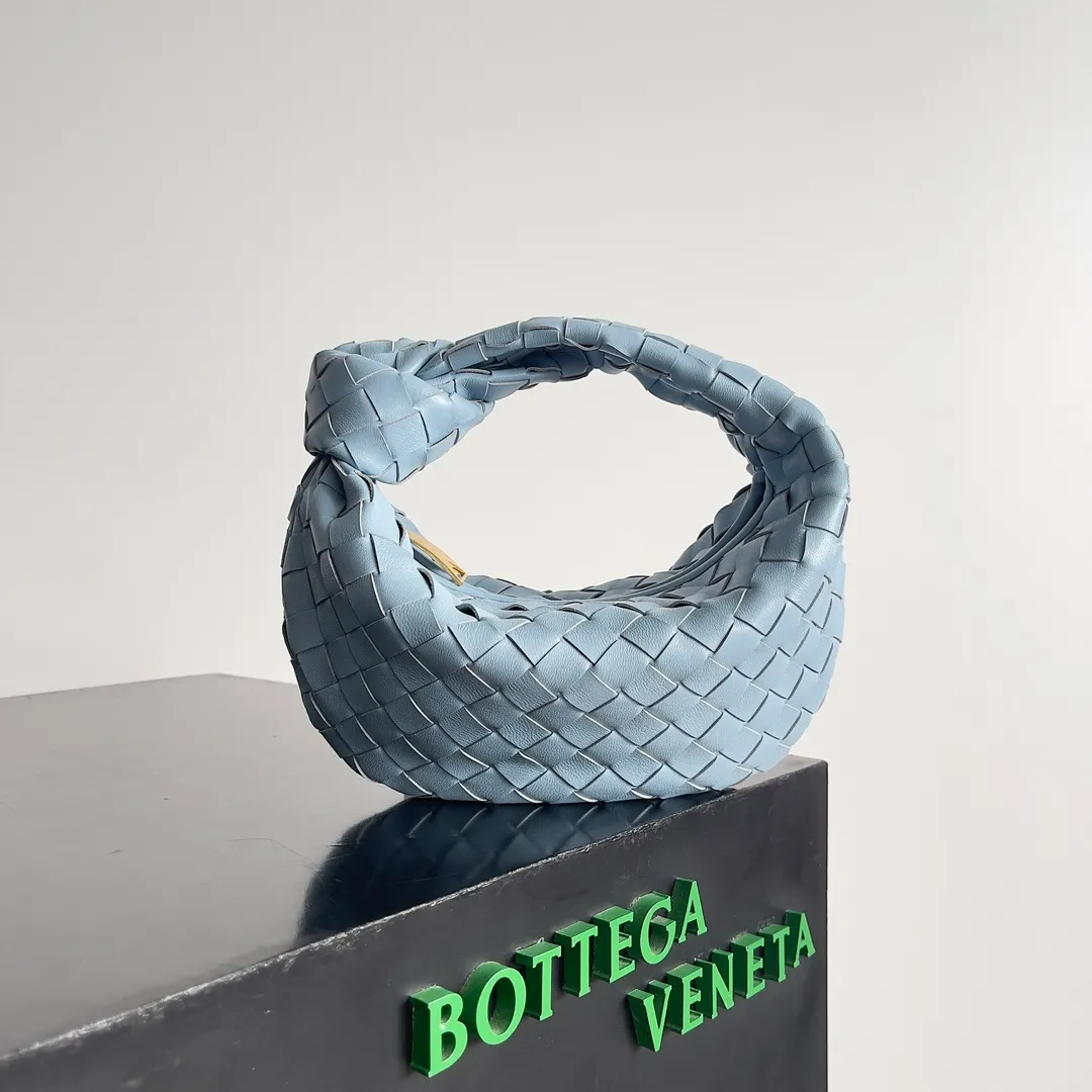 Batch 1120 Bottega veneta͙.——The latest braided and knotted hobo🔥 The top-grade lambskin leather is very soft, the bag shape is unique, practical and durable. It retains the traditional weaving elements while being a bit more flamboyant ~ Made of hand-woven sheepskin, zipper opening and closing, curved seamless structure, effortless to match. Highly recommended⚠️⚠️⚠️ The highest-end in the market🌈 Welcome to compare [Factory equipped with full package] size: 23x15x5cm.   Model: 651876